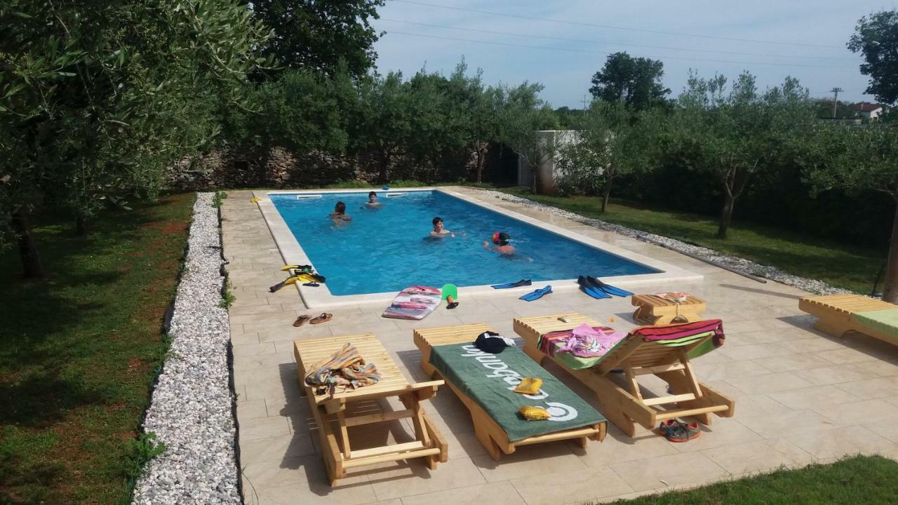 Mala Kuca Sa Velikim Grijanim Bazenom Antonio Villa Šišan Dış mekan fotoğraf