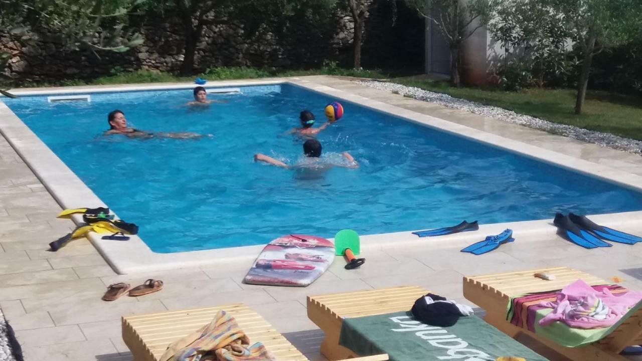 Mala Kuca Sa Velikim Grijanim Bazenom Antonio Villa Šišan Dış mekan fotoğraf